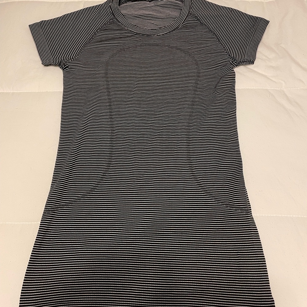 Lululemon shirtsleeve athletic top